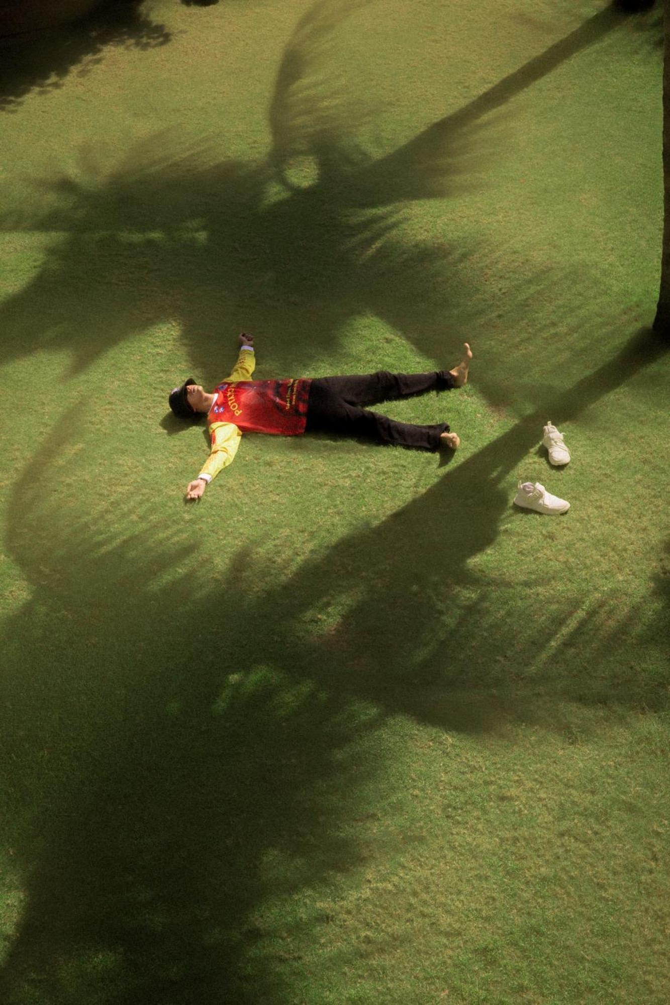 Potato Head Suites&Studios Seminyak Exterior foto A man lying on the grass