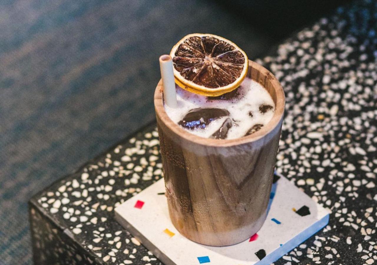 Potato Head Suites&Studios Seminyak Exterior foto A cocktail served in a wooden glass