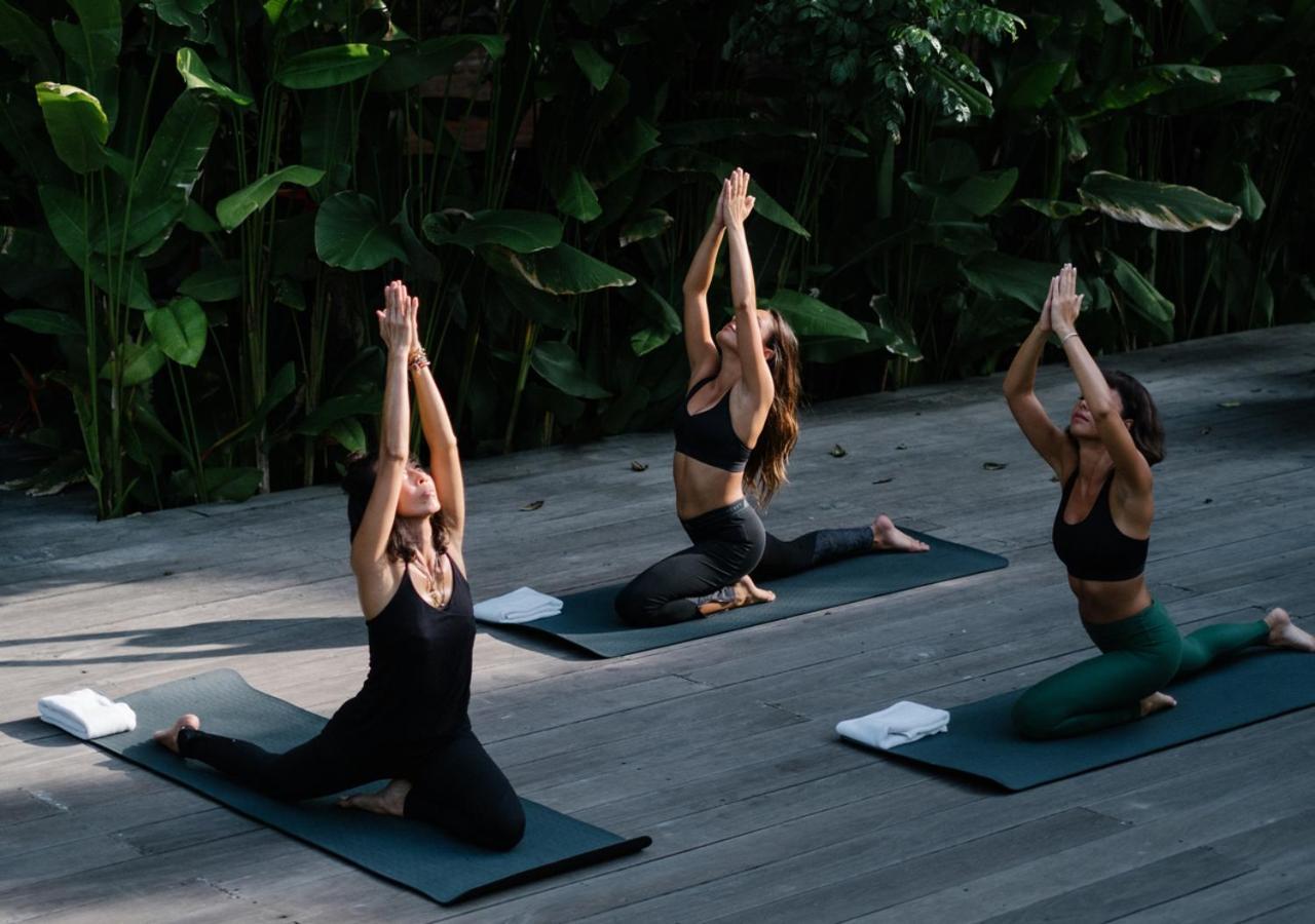Potato Head Suites&Studios Seminyak Exterior foto A yoga class in Bali, Indonesia